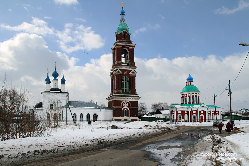 Свято-Покровкская церковь с колокольней и Церковь Святого Великомученика Никиты