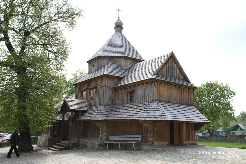 Деревянная Крестовоздвиженская церковь с колокольне
