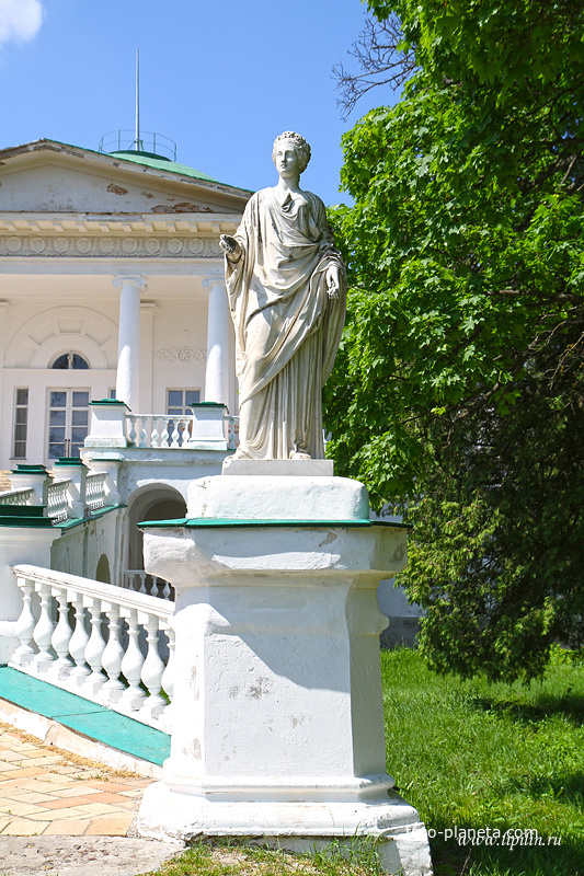 Статуя на территории дворца Галоганов