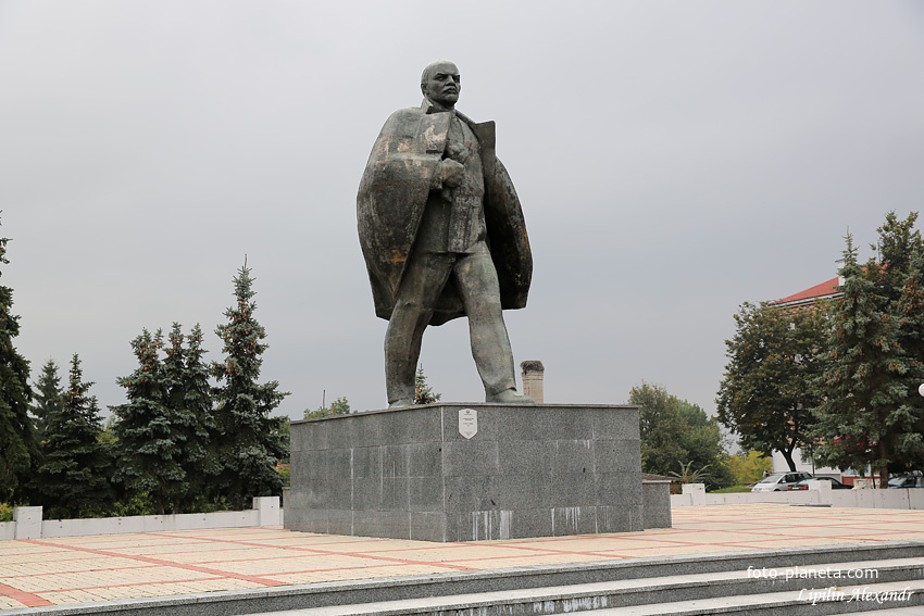 Памятник Ленина на центральной площади города
