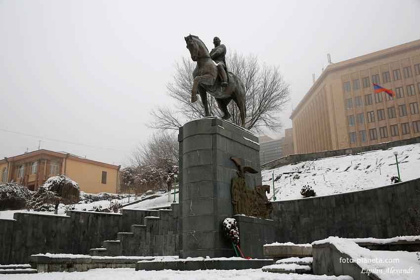 Памятник Ованесу Баграмян