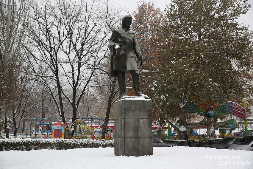 Памятник Хачатуряну Абовян