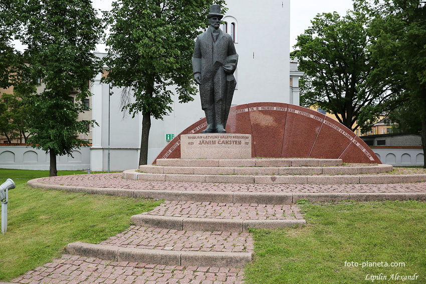 Памятник первому президенту Латвийской Республики Янису Чаксте