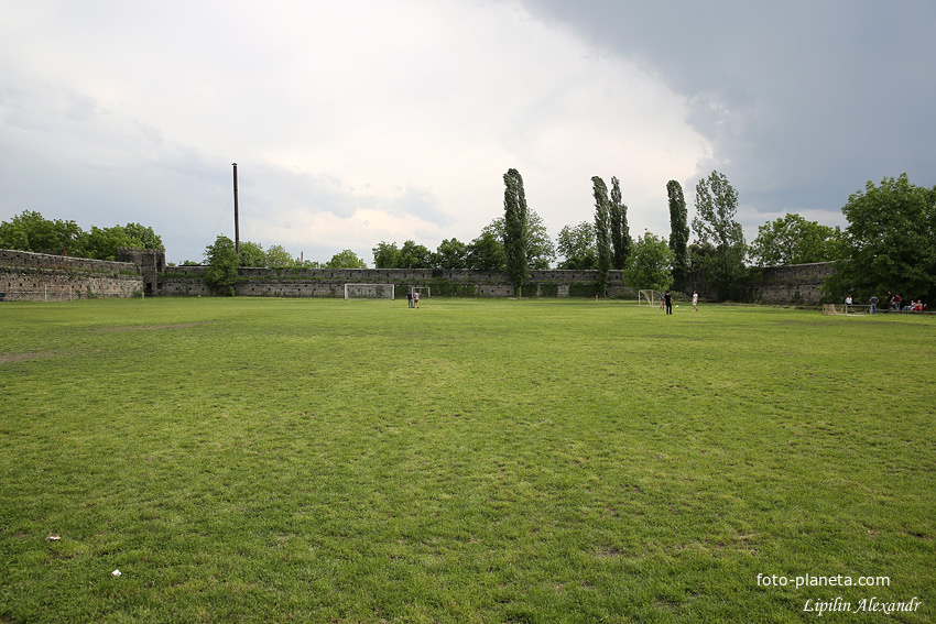 Футбольное поле внутри Кварельской крепости