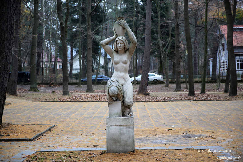 Скульптура «Несущая воду»