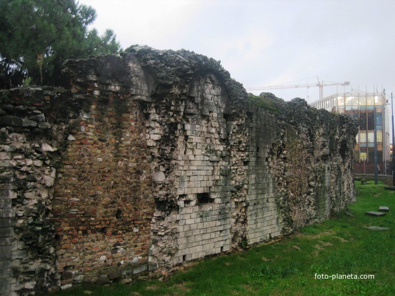 Остатки древнего амфитеатра