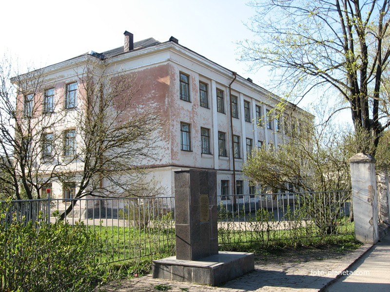В Завеличье – старая школа с памятником Великой Отечественной