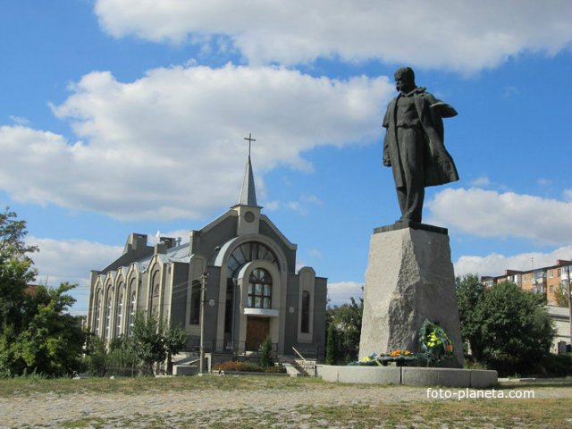 Памятник Тарасу Григорьевичу и Сектантская церковь