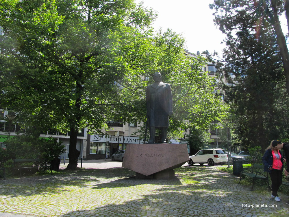 Памятник седьмому президенту Финляндии