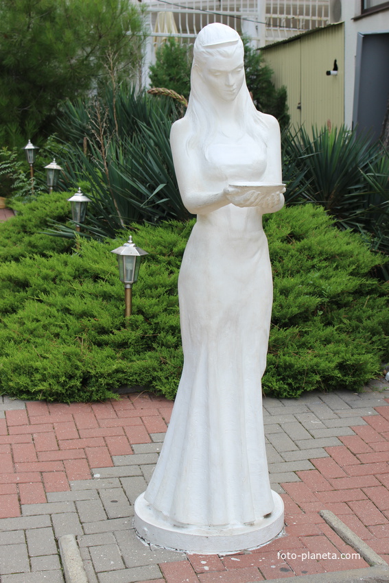 Скульптура на Лермонтовском бульваре.