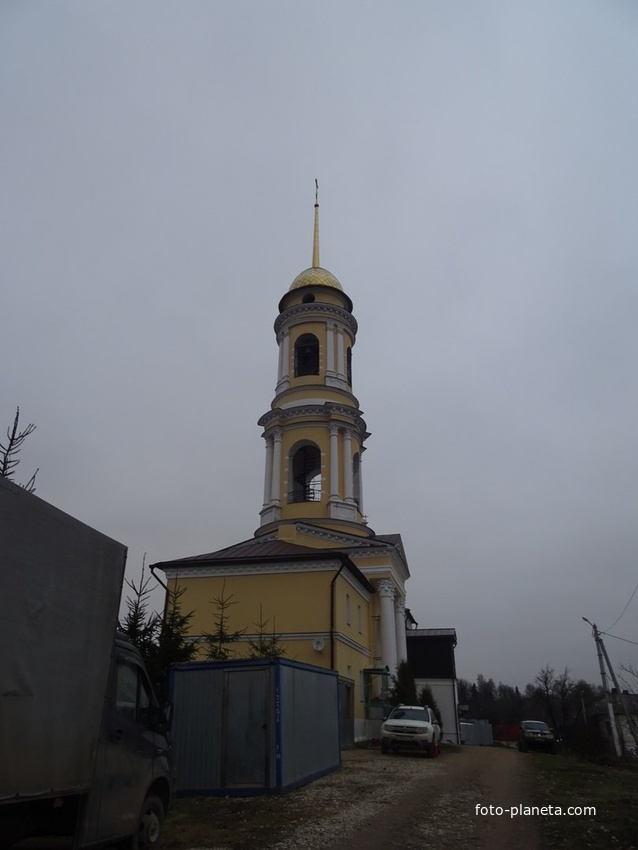 Колокольня соседнего Спасо-Преображенского мужского монастыря