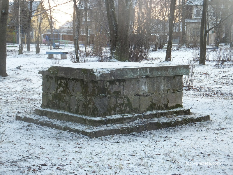 Остатки старого памятника в парке