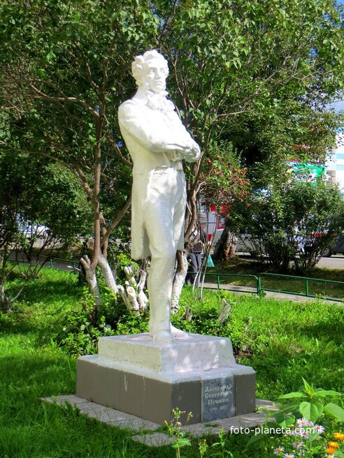 Памятник Пушкину у школы