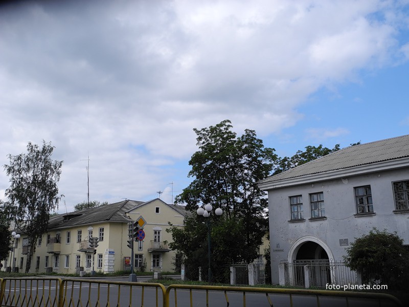 Здание больницы справа