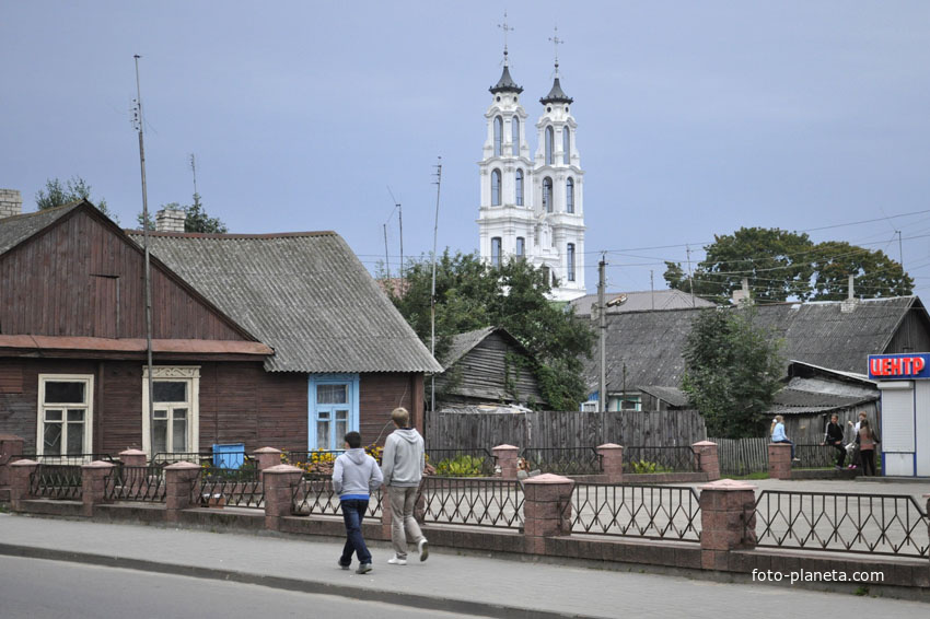 Улица города и церковь Михаила Архангела