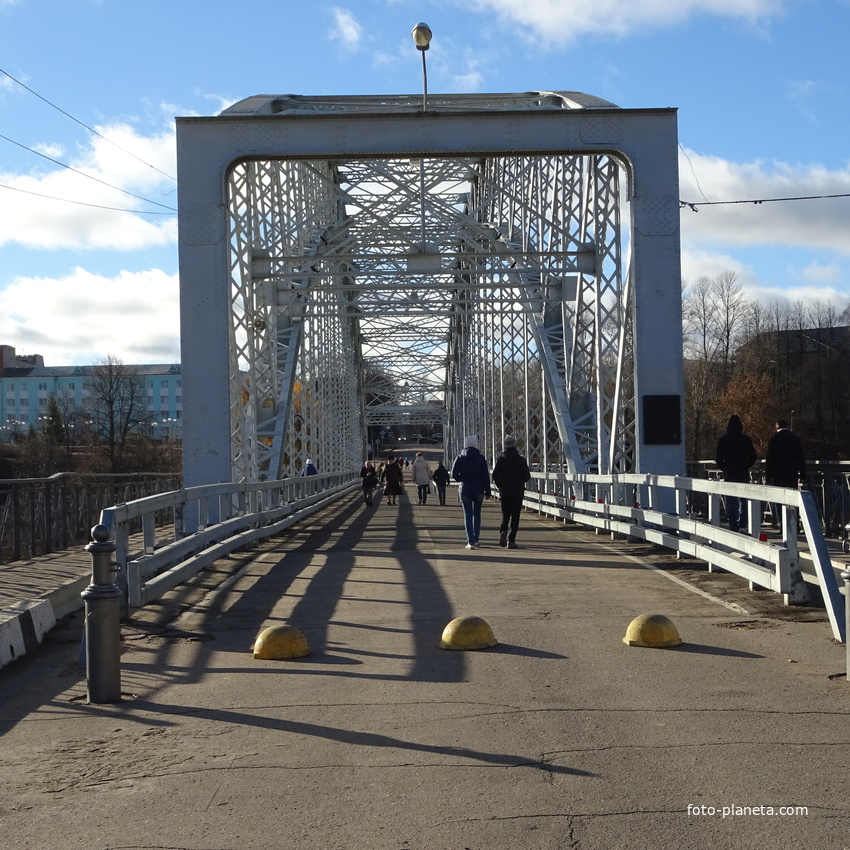 Мост Белелюбского - мост через реку Мсту в черте города Боровичи Новгородской области. Известен как первый арочный мост в России