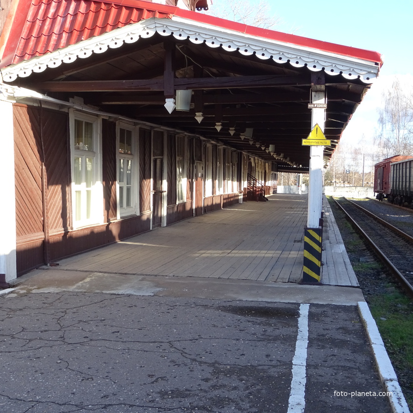 Здание деревянного железнодорожного вокзала станции Боровичи