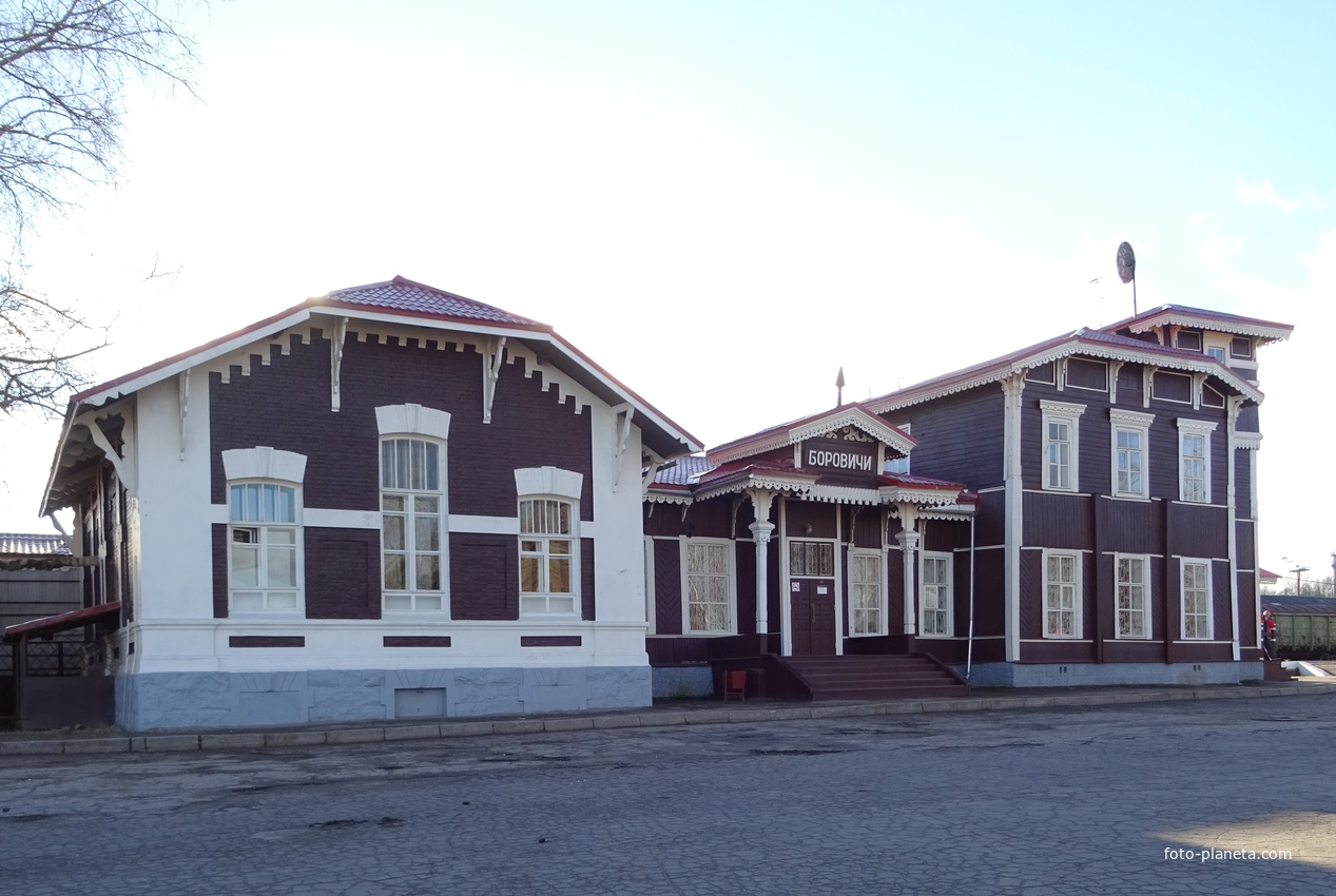 Здание деревянного железнодорожного вокзала станции Боровичи