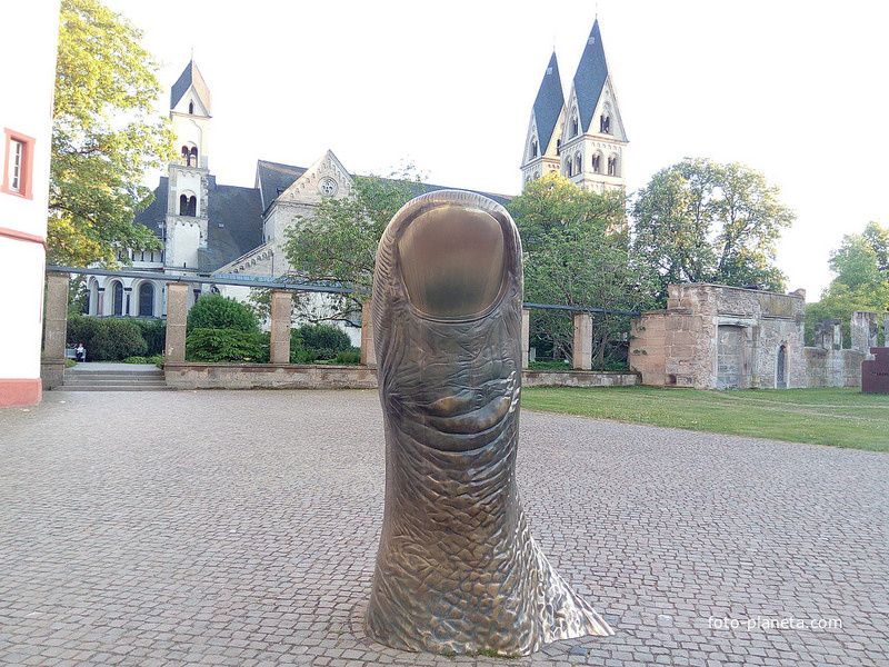Памятник пальцу