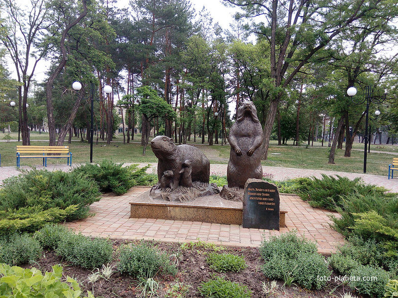 Скульптура бобров в парке
