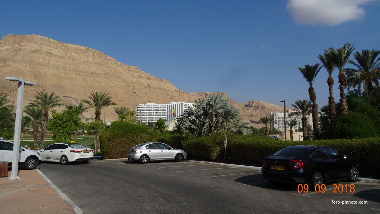 Стоянка отеля и горы возле Мертвого моря