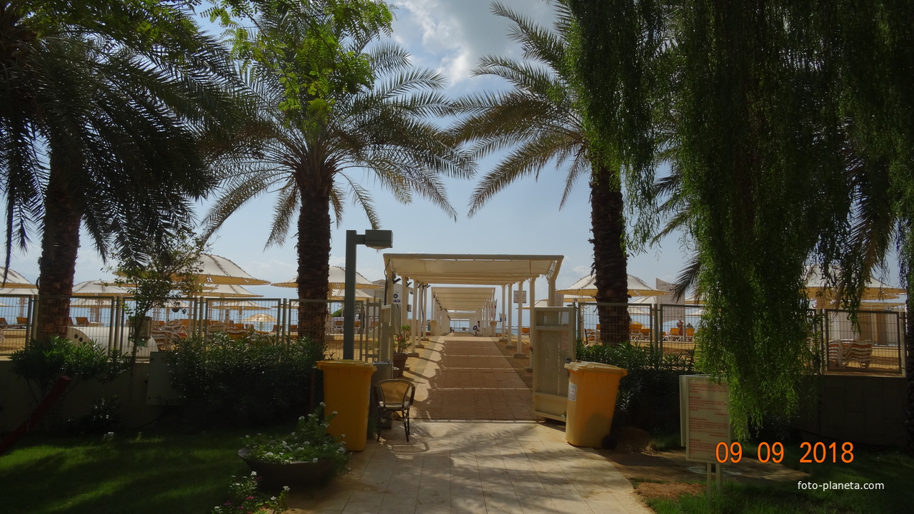 Выход из отеля на Мертвое море
