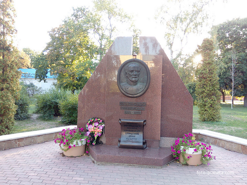 Памятник Ивану Зубковскому - основателю Миргородского курорта