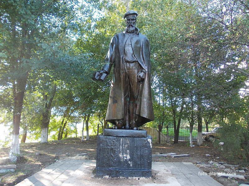 Памятник Павлу Грабовскому, автору  &quot;Швеи&quot;