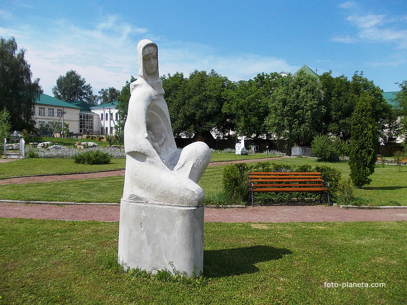 Скульптура в парке на территории Острожской академии