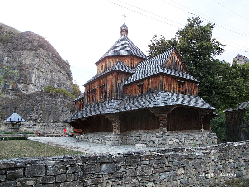 Деревянная Крестовоздвиженская церковь