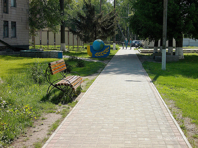 Пешеходная дорожка в парке