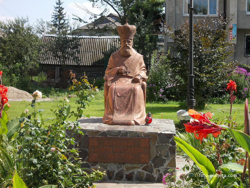 Памятник митрополиту Андрею Шептицкому
