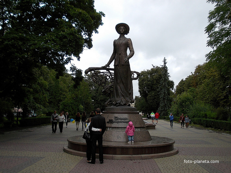 Памятник оперной певице Соломии Крушельницкой