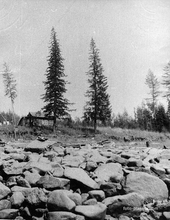 Домик гидрогеологов,левый берег реки Вилюй. 1967 год.