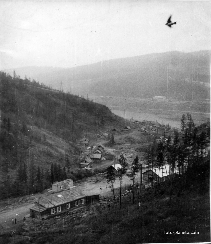 Посёлок геологов и гидростроителей Вилюйской ГЭС на левом берегу Вилюя. 1967 год.