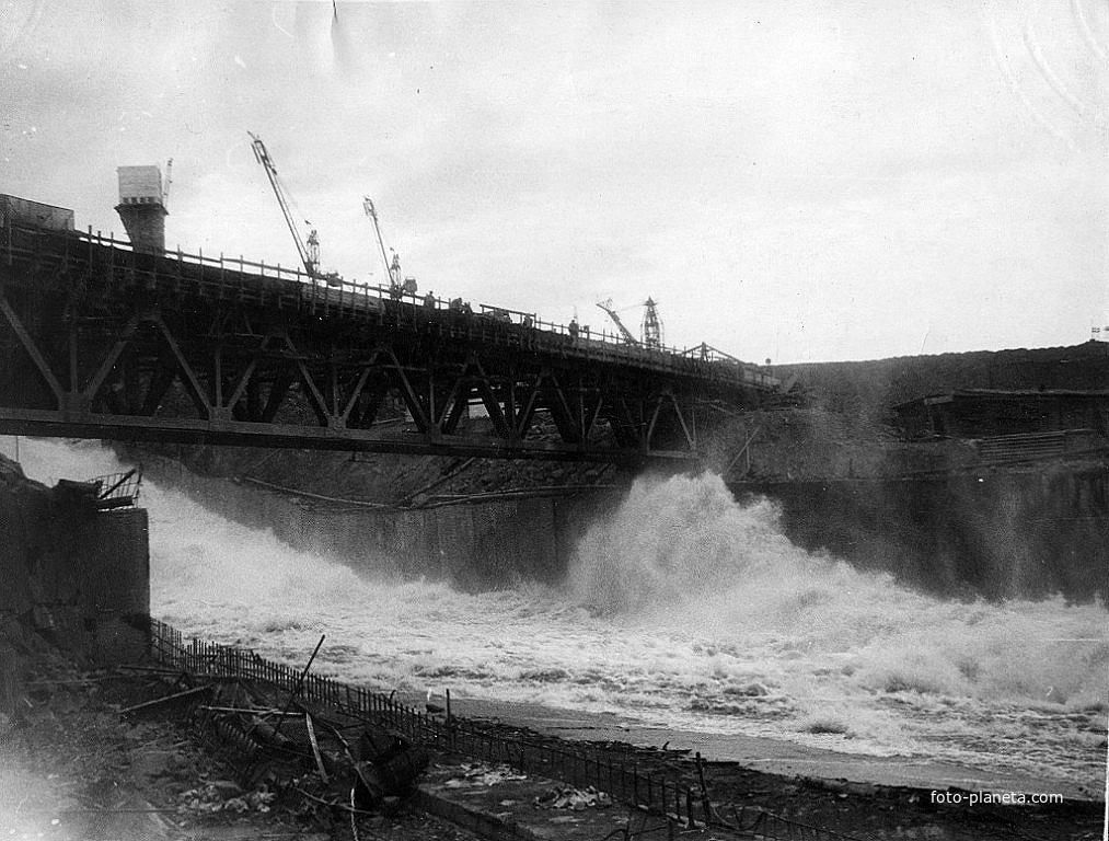 Сброс воды из водохранилища по водосбросному каналу на Вилюйской ГЭС,1967 год.