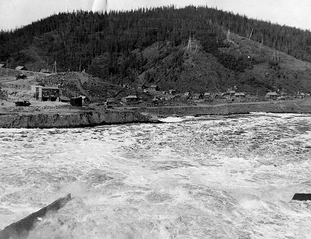 Сброс воды из водохранилища Вилюйской ГЭС. 1967 год.