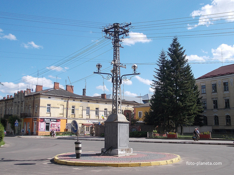 Электрический столб на городской площади