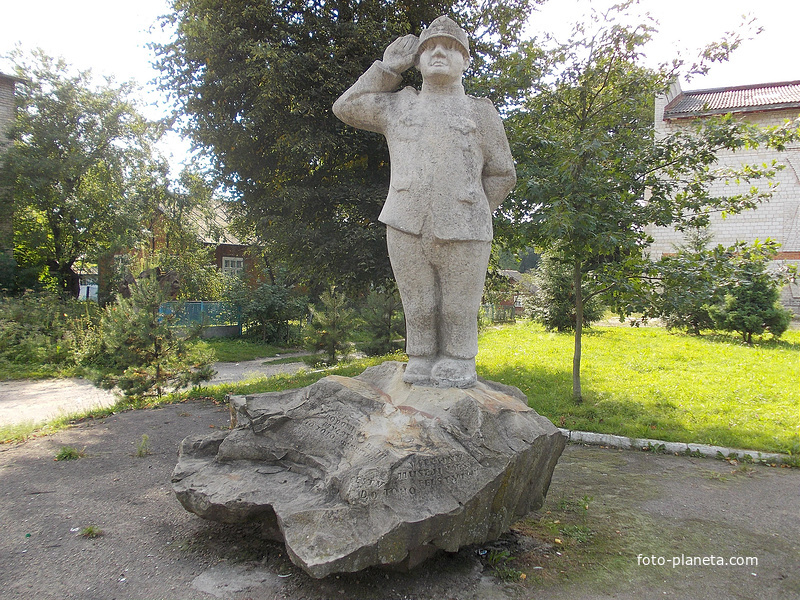 Памятник бравому солдату