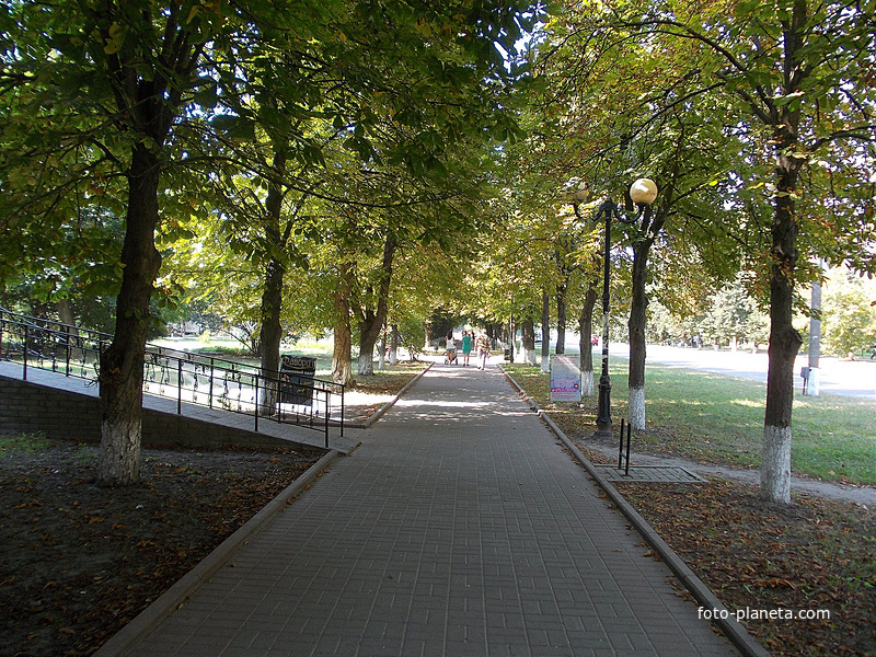 Пешеходная дорожка в парке