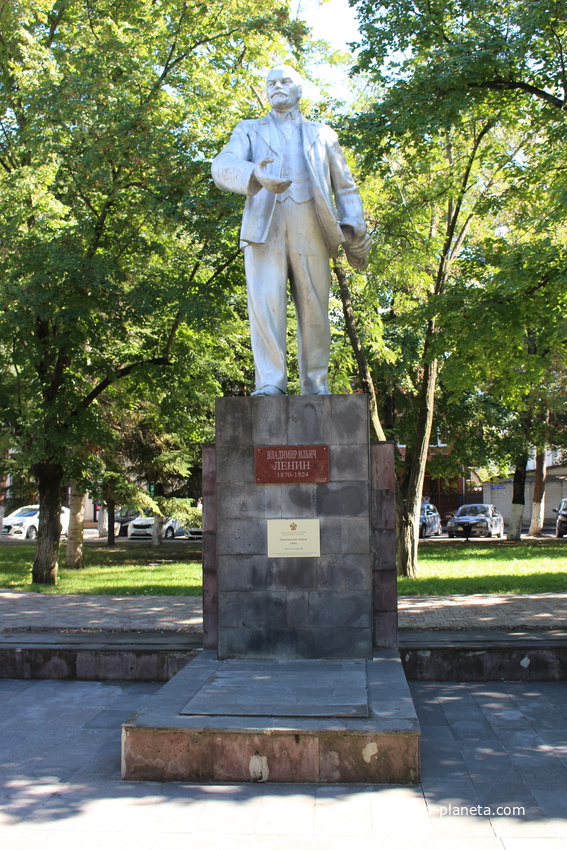 Памятник В.И. Ленину в Первомайском сквере.