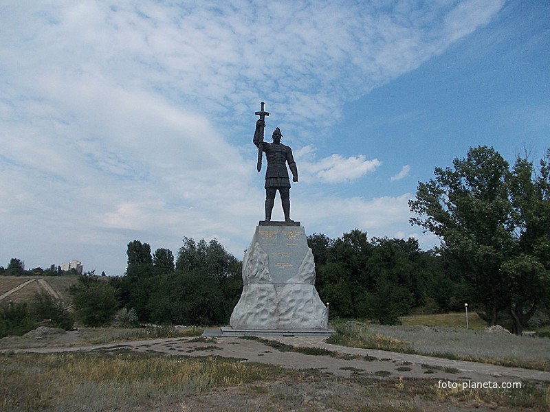 Памятник Святославу.