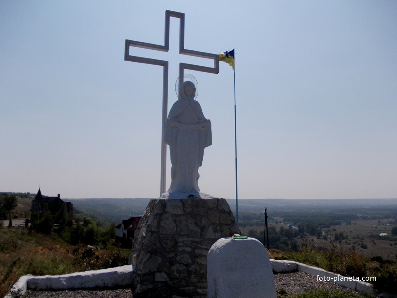 Памятник с Божьей Матерью, посвященный жертвам Голодомора