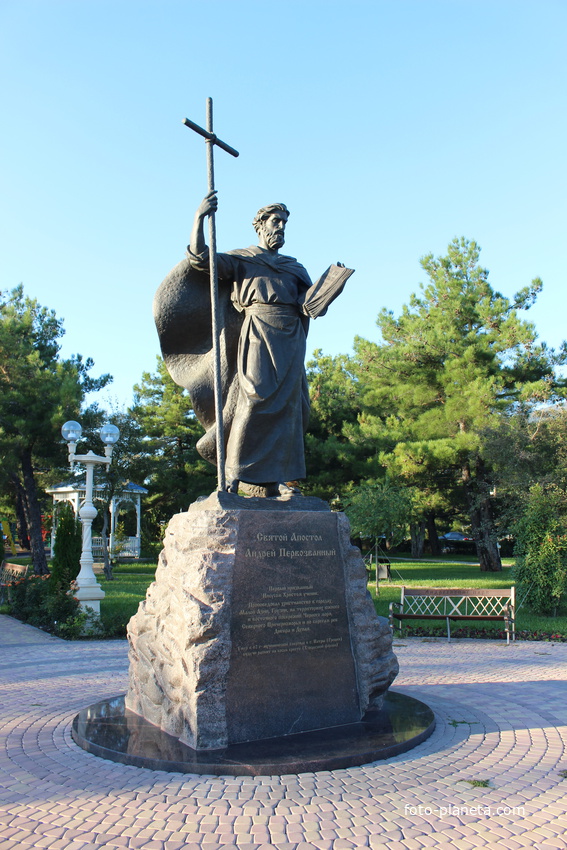 Памятник Андрею Первозванному.