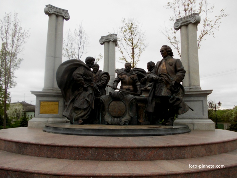 Скульптура на площади