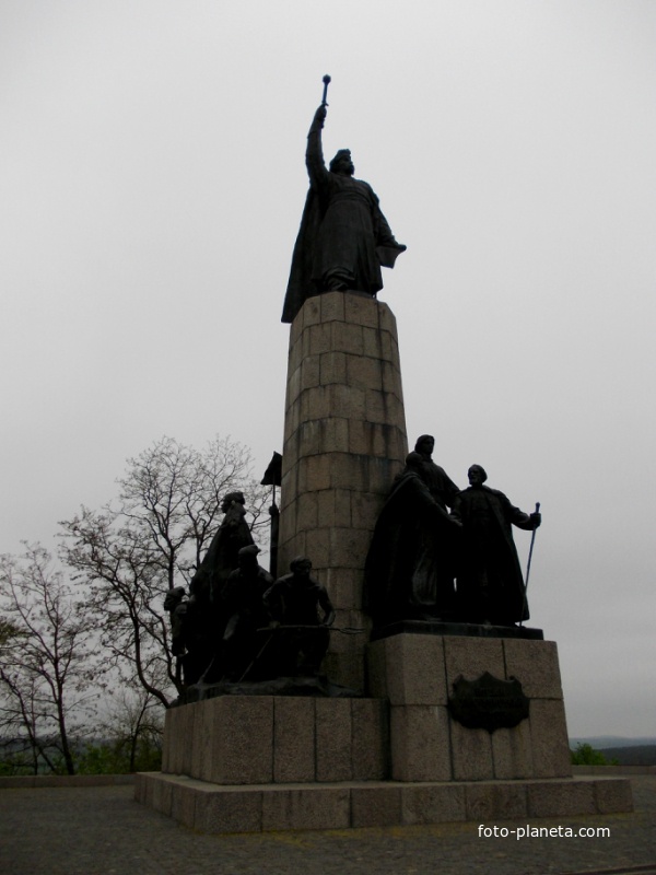 Памятник Богдану Хмельницкому в окружении казаков