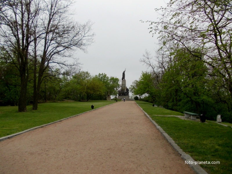 Вид на памятник Богдану Хмелницкому