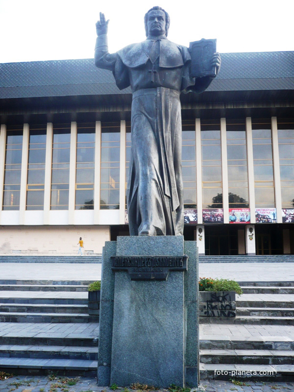 Памятник греко-католическому священнику Александру Духновичу