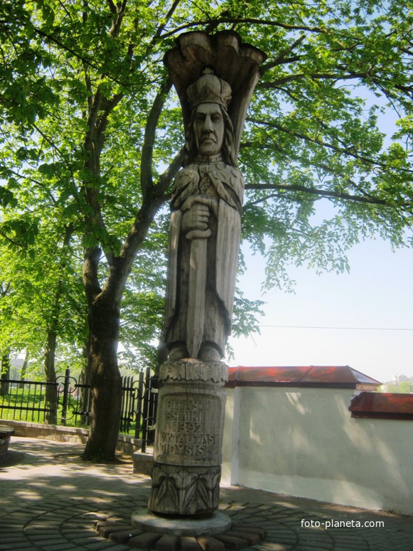 Деревянный Витовт стоящий перед новым и старым замком