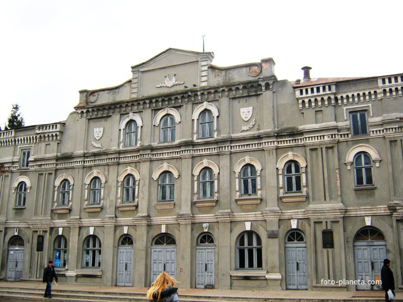 Здание театра
